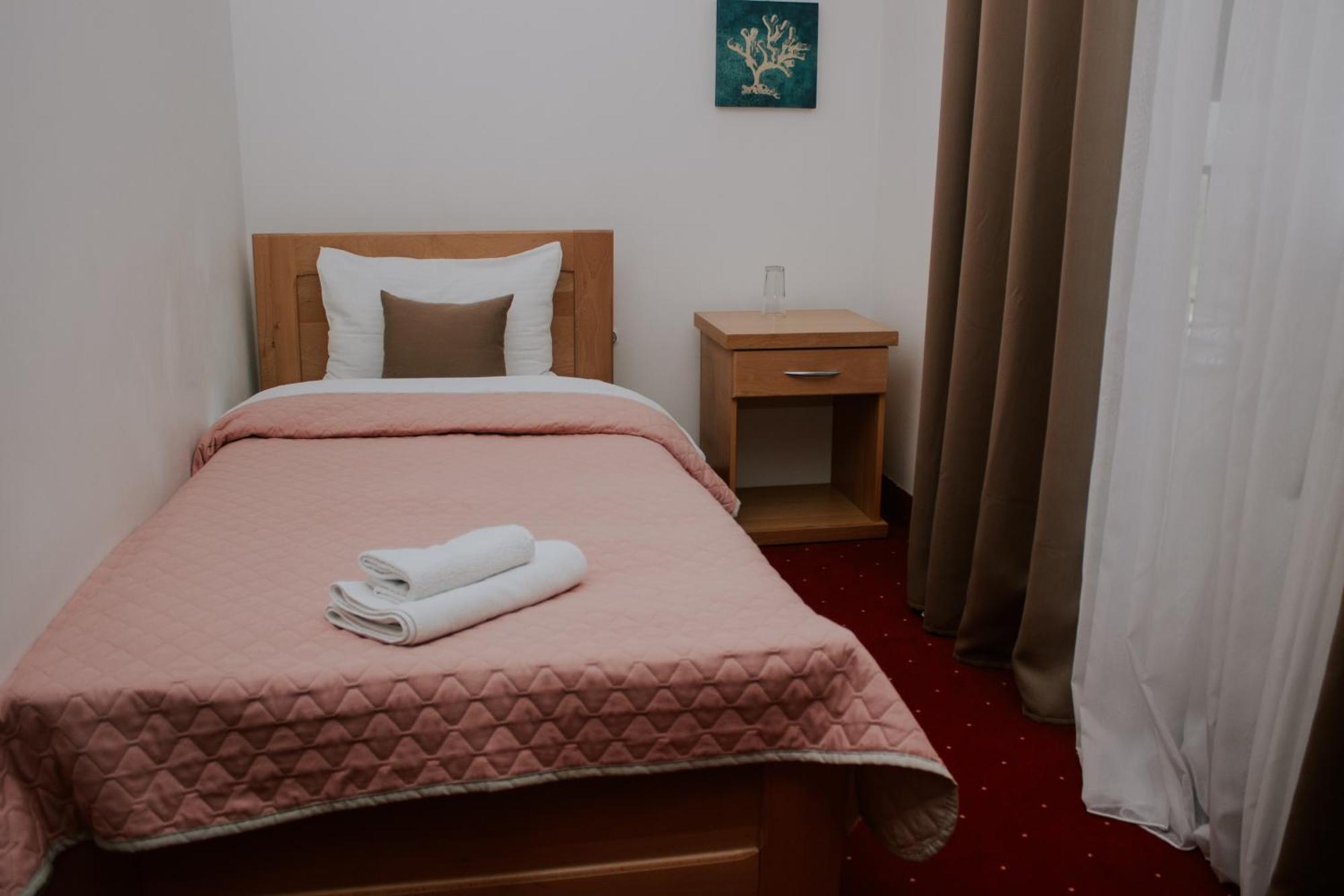 Hotel Serdar Mojkovac Rum bild