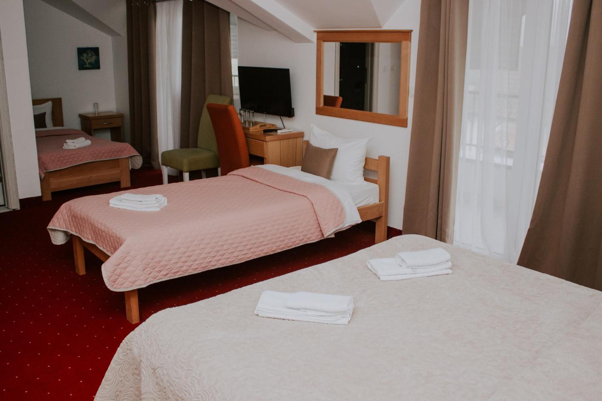 Hotel Serdar Mojkovac Rum bild
